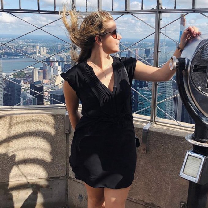 Foto van Maud bij een verrekijker