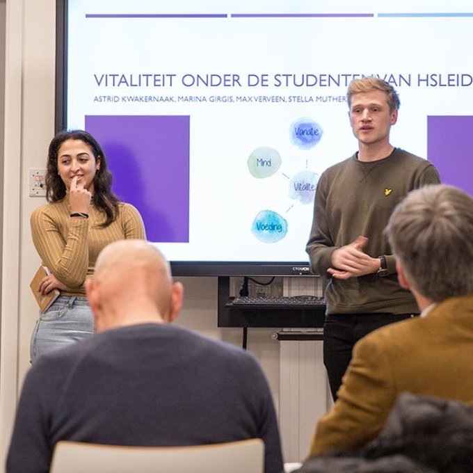 Twee hounoursstudenten presenteren hun tussentijdse resultaten over vitaliteit