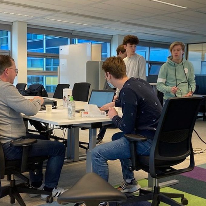 Studenten in bespreking met P-direct