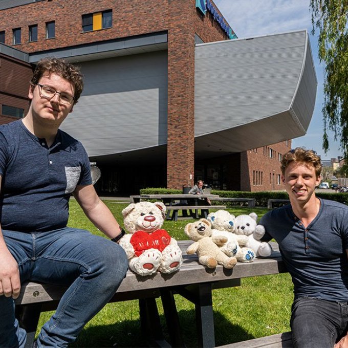 foto van Klaas en Lars voor hogeschool Leiden op een picknick tafel met wat teddyberen