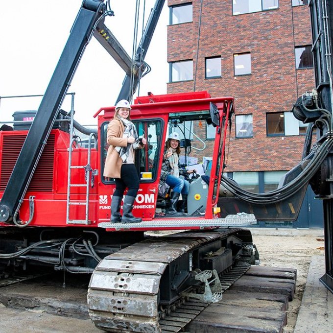 Manon (links) en Corine geven het startsein voor de nieuwbouw en slaan de eerste paal in de grond