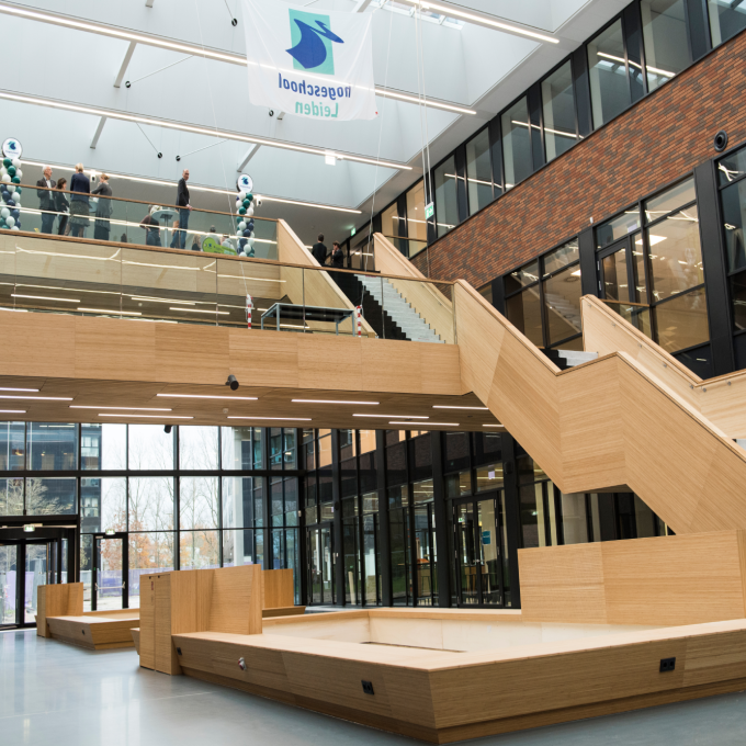 Een foto van het nieuwe gebouw in hogeschool Leiden