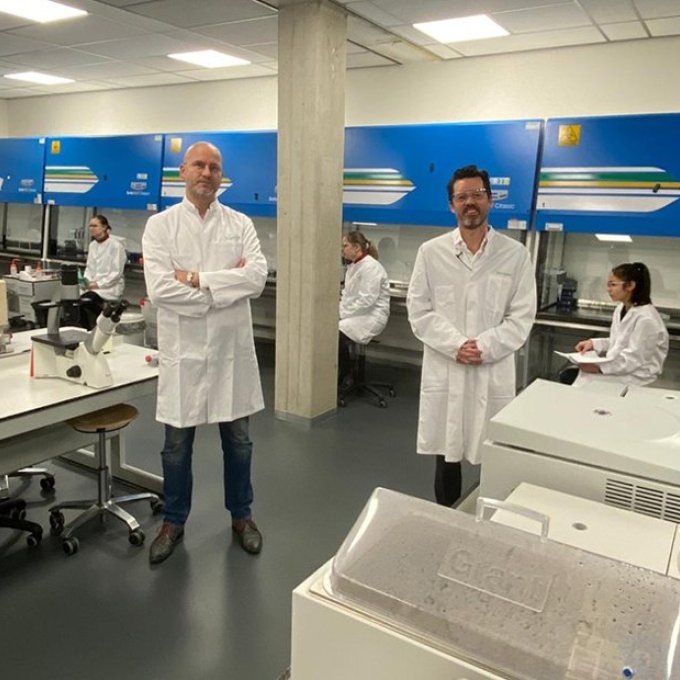 Danny Dukers en Joeri van den Steenhoven tijdens een praktijk op het nieuwe Celkweeklab