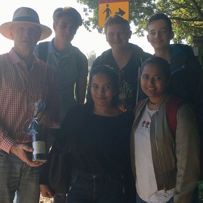 Groepsfoto van de studenten en oud-docent Henk Breij