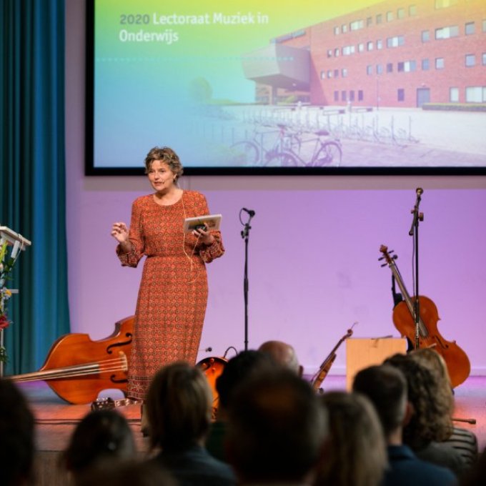 Een foto van Christiane Nieuwmeijer die presenteert op een podium