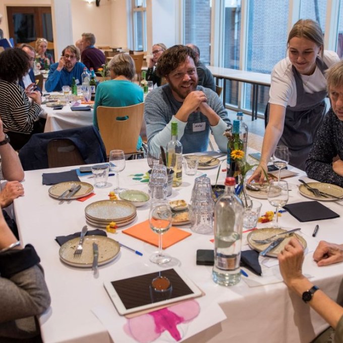 Foto van verschillende mensen etend in een diner