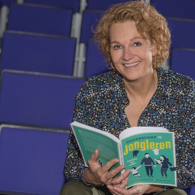 Carolien Gravesteijn met haar boek 'Ouderschap is jongleren'