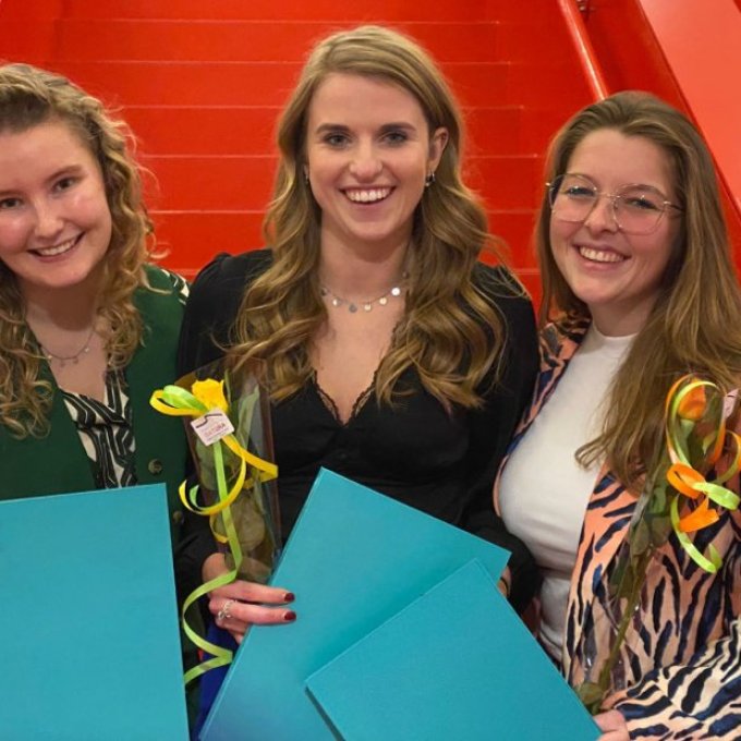 Tess, Eline en Sanne met hun diploma