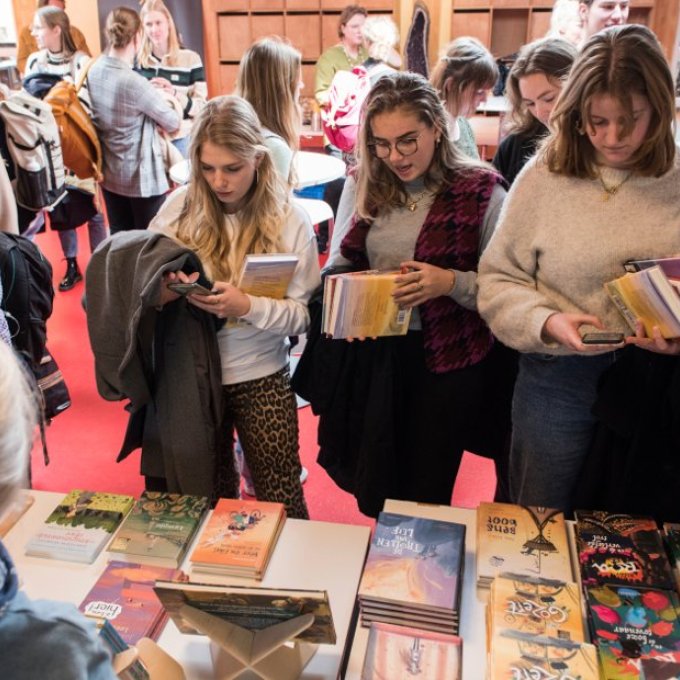 Kinderen kiezen boeken uit voor de kinderboekendag