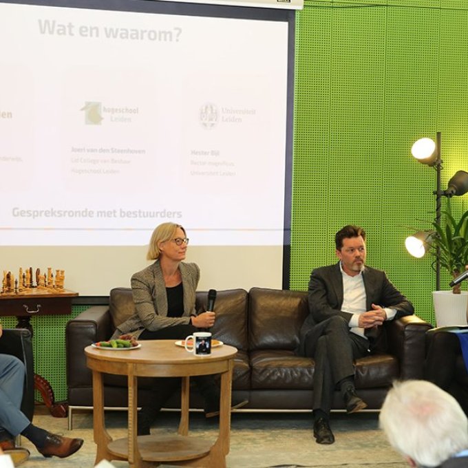 Mirtelle Snabilie (rechts) interviewt Joeri van den Steenhoven, Hester Bijl en Paul Dirkse.