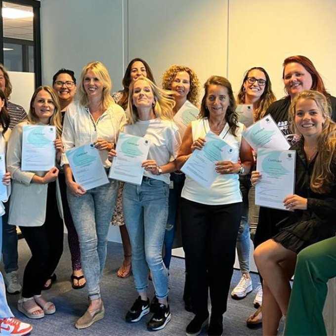 Cursisten Alrijne Zorg met hun certificaten 
