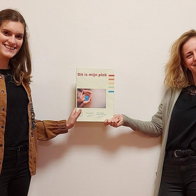 Joy en Mirte met het invulboekje 'Dit is mijn plek'