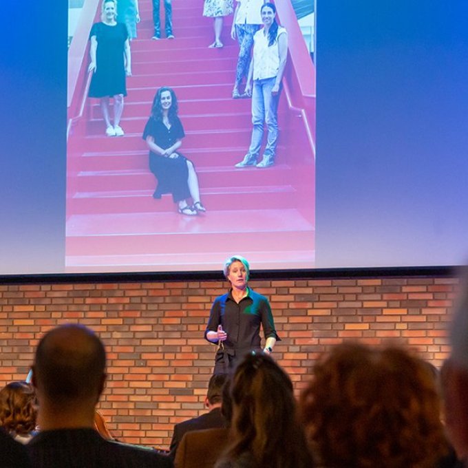 Frowine den Oudendammer presenteert aan het publiek