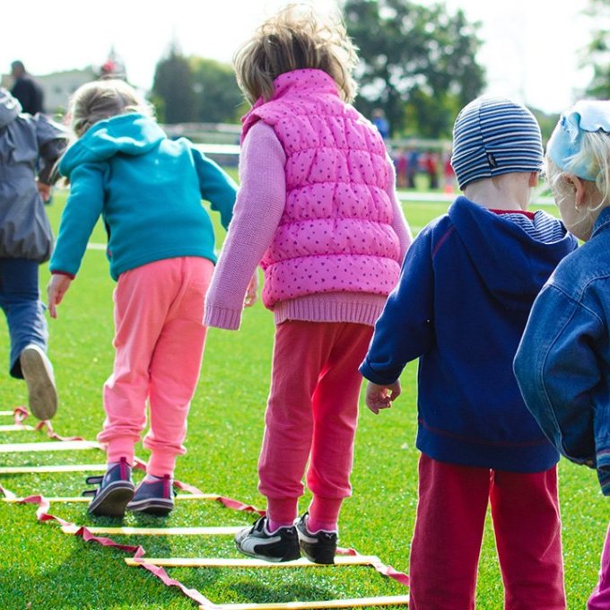 Kleuters doen sport en spel buiten