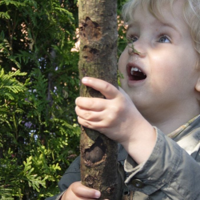 foto van jongetje in de natuur