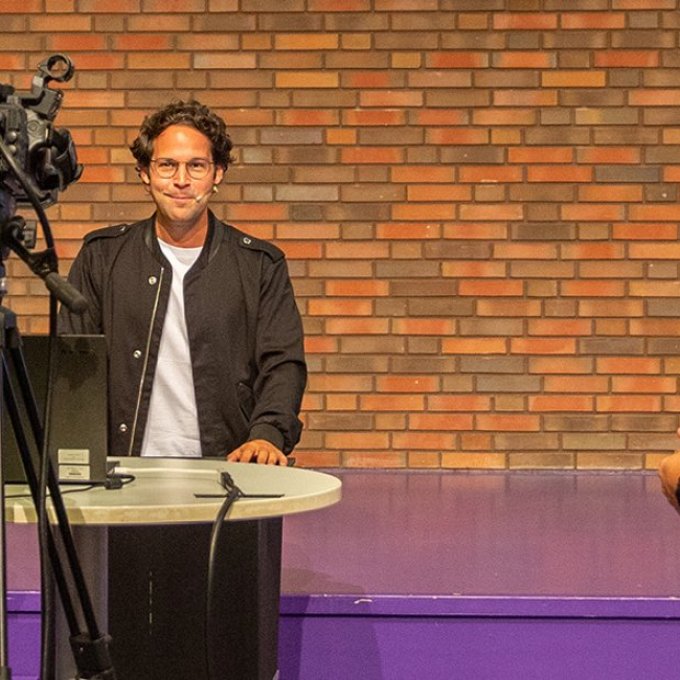 foto van Victor Mids voor een camera