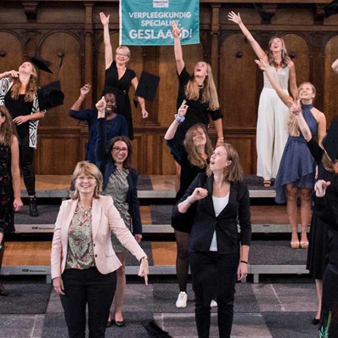foto gemaakt tijdens een diplomering in de Hooglandse Kerk