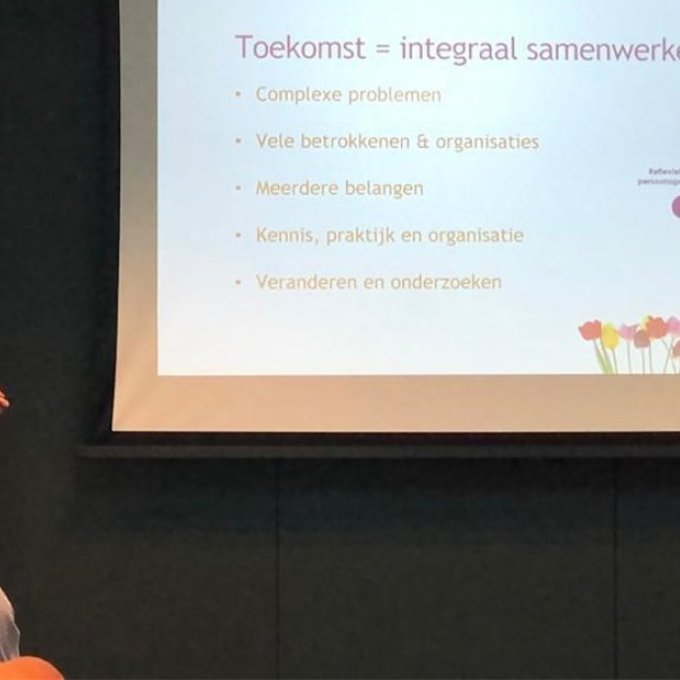 Een foto van een presentatie die werd gegeven op de dag van de fysiotherapeut