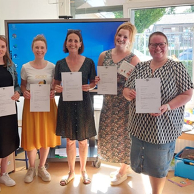 Foto van de leerkrachten van OBS met hun net behaalde certificaten.
