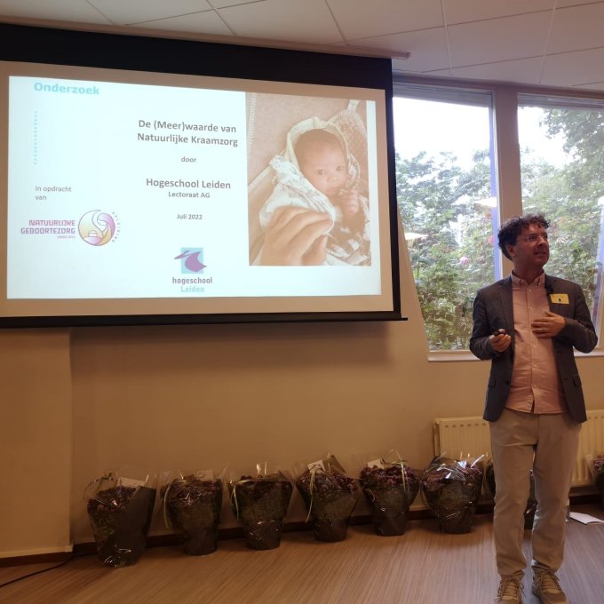 foto van Pascal Kreijnen die een presentatie geeft over natuurlijke kraamzorg
