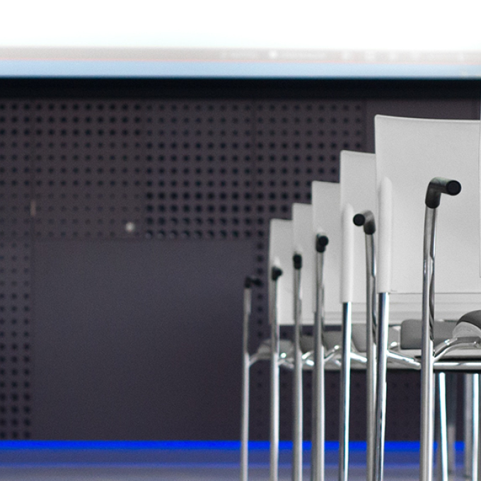 foto van stoelen in een collegezaal