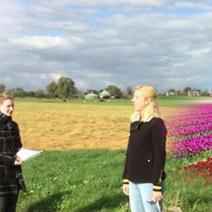 foto van studenten in een tulpenveld