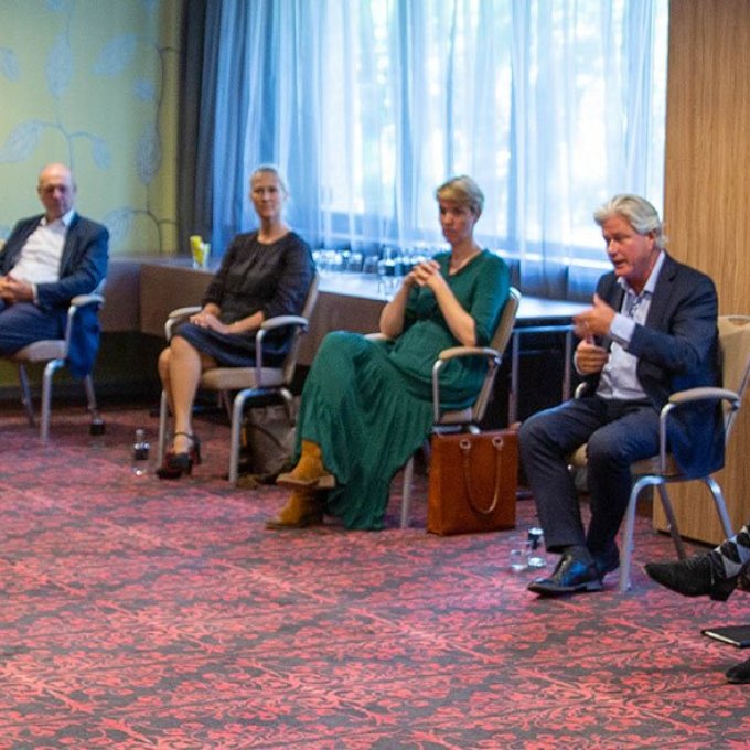 foto van de wisseling van de Raad van Toezicht