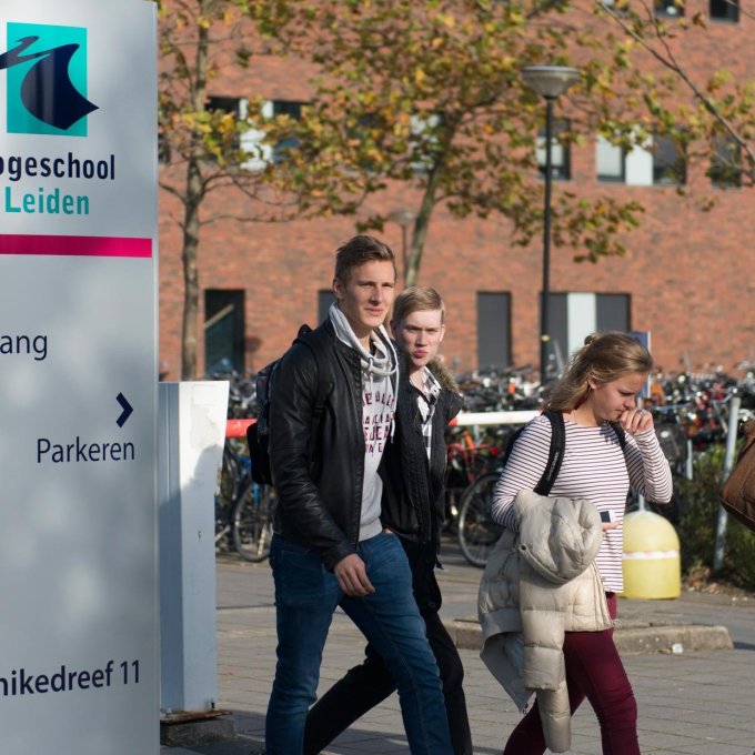 foto van studenten buiten