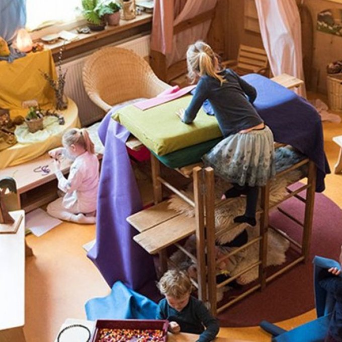 verschillende afbeeldingen van kinderen in de klas