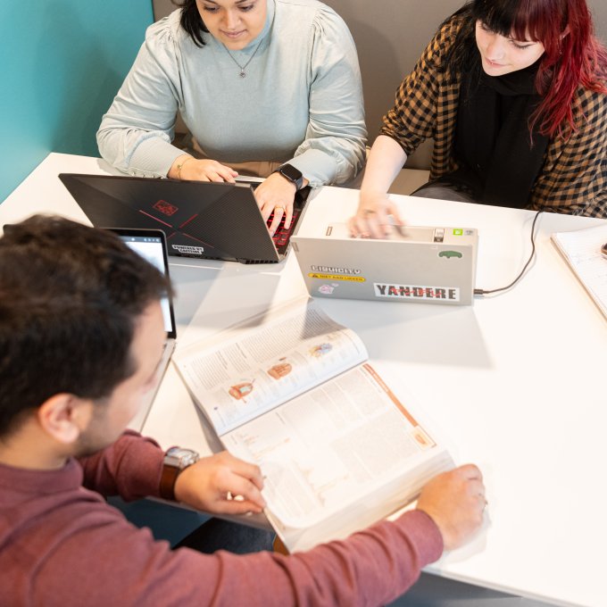 Studenten Bio-informatica aan Hogeschool Leiden bestuderen de lesstof