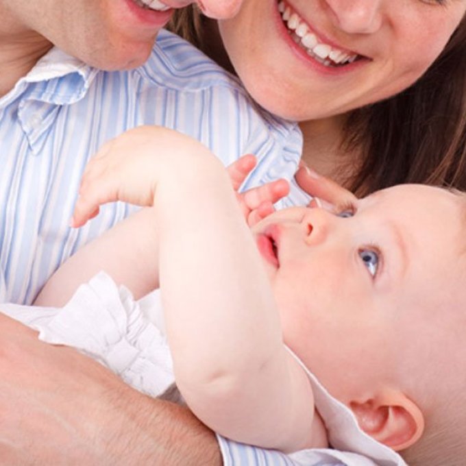 ouders houden samen baby vast