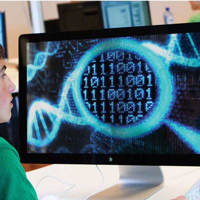 Student bekijkt dna en binair op computer