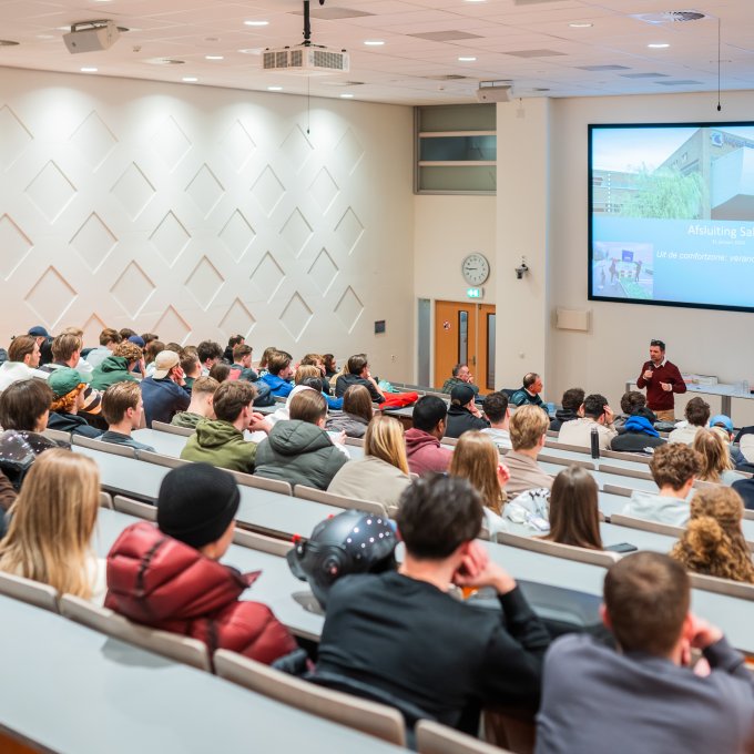 Hoorcollegezaal Hogeschool Leiden met studenten