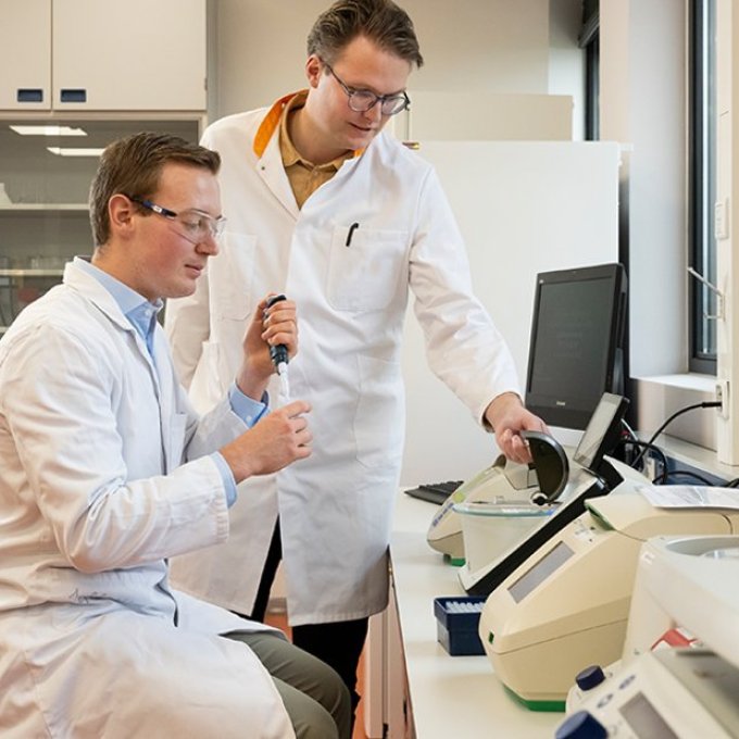 Docent Marijn Knip (r) samen met een student op een lab van Hogeschool Leiden. (foto: Patrice Börger)