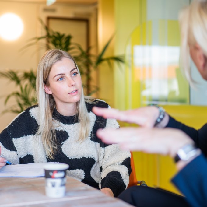 Student en docent Verpleegkunde in gesprek