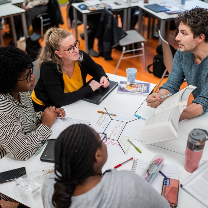 Oudere studenten in de klas leraar omgangskunde kopopleiding hogeschool leiden