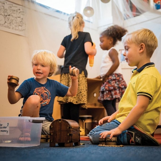 Kleuters spelen in een muziekhoek op school