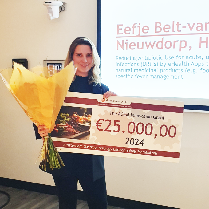 Eefje Beld ontvangt bloemen en een cheque