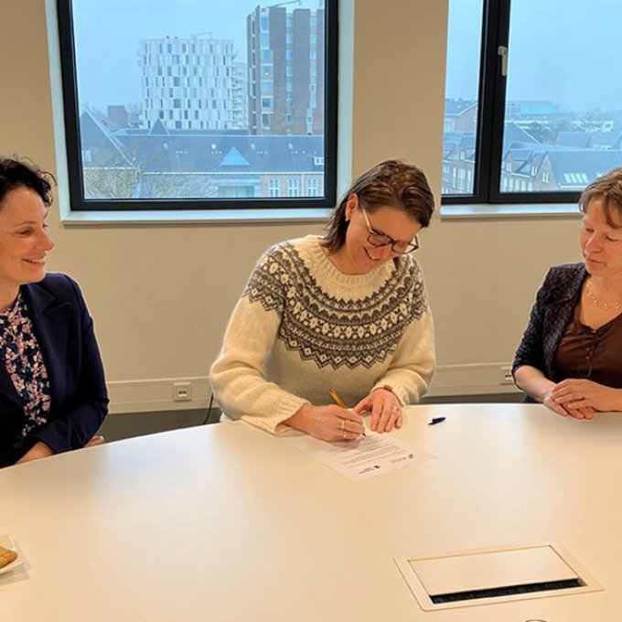 Foto van het zetten van de handtekening voor de samenwerking tussen LUMC en Hogeschool Leiden