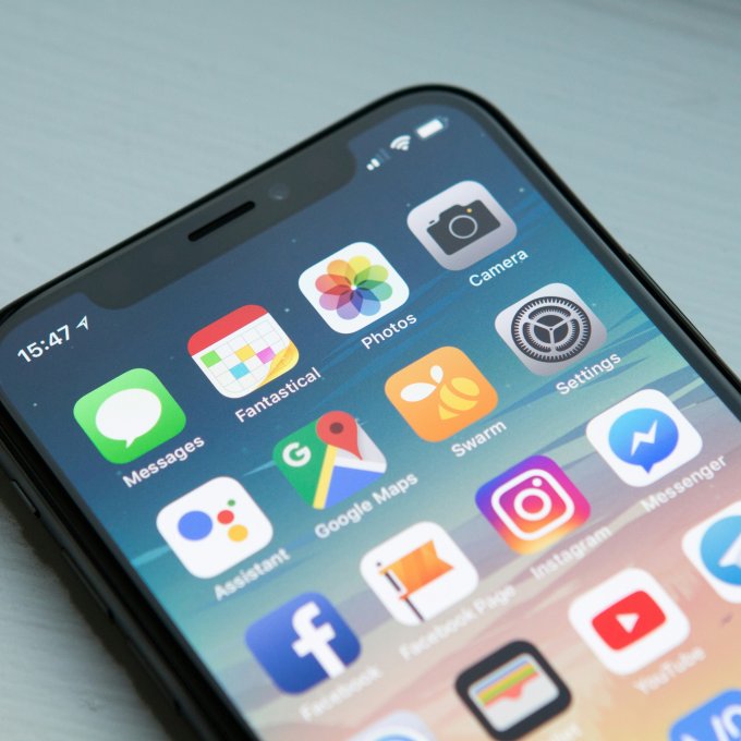 Afbeelding van een smartphone met verschillende applicaties