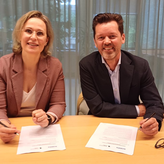 Joeri van den Steenhoven, lid van het College van Bestuur van Hogeschool Leiden en Emmeke van Eersel, voorzitter van de Raad van Bestuur van Middin, ondertekenen de hernieuwde samenwerking