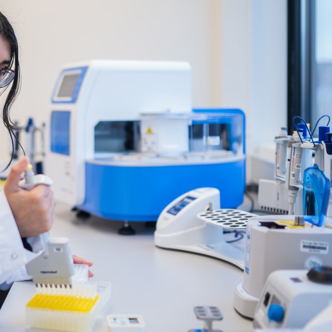 stagiair voert handelingen uit op het DNA lab