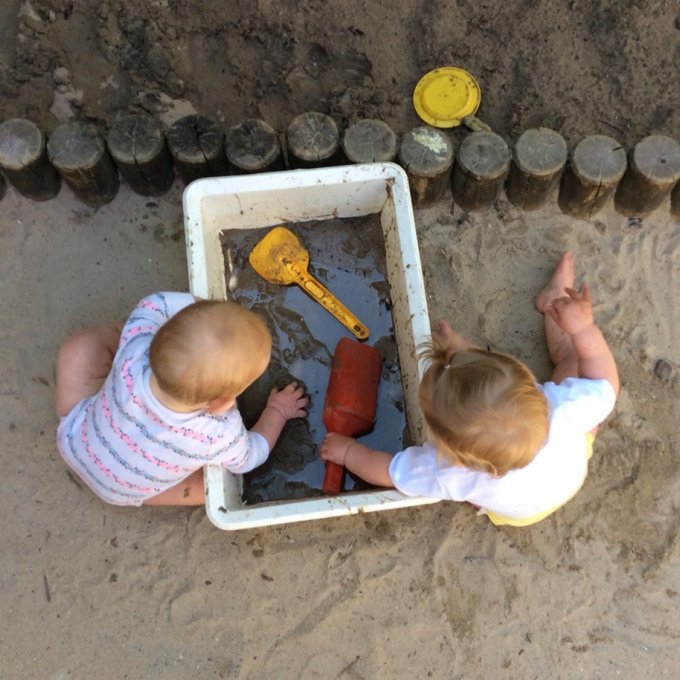 Kinderen spelen in zandbak. Foto door: Groen Cement.
