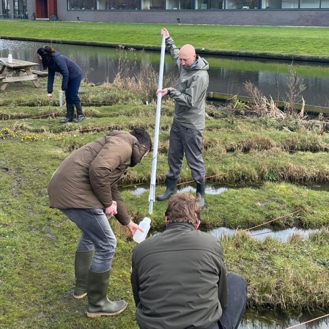 in het living-lab worden watermonsters genomen voor biodiversiteitsonderzoek