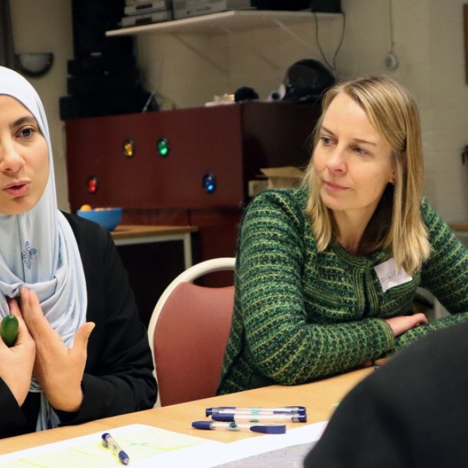 Mensen in gesprek over hoe de wijk gezonder en aantrekkelijker zou kunnen worden