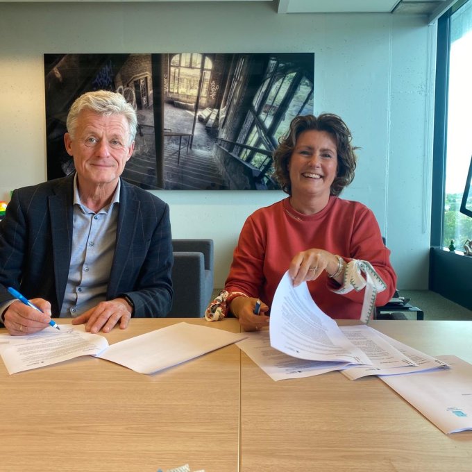 Angelien Sanderman en Otto Jelsma tijdens het ondertekenen
