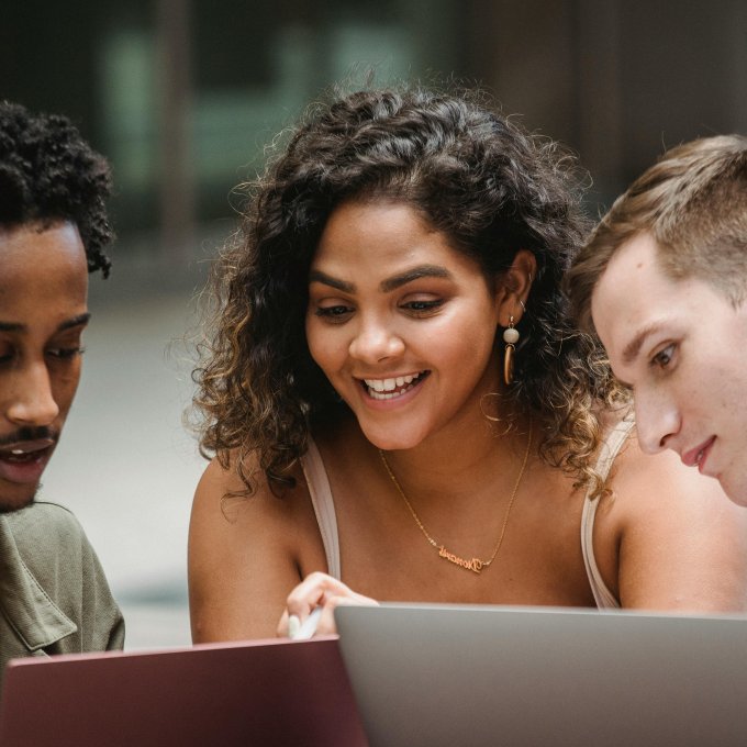 studenten bekijken laptopscherm