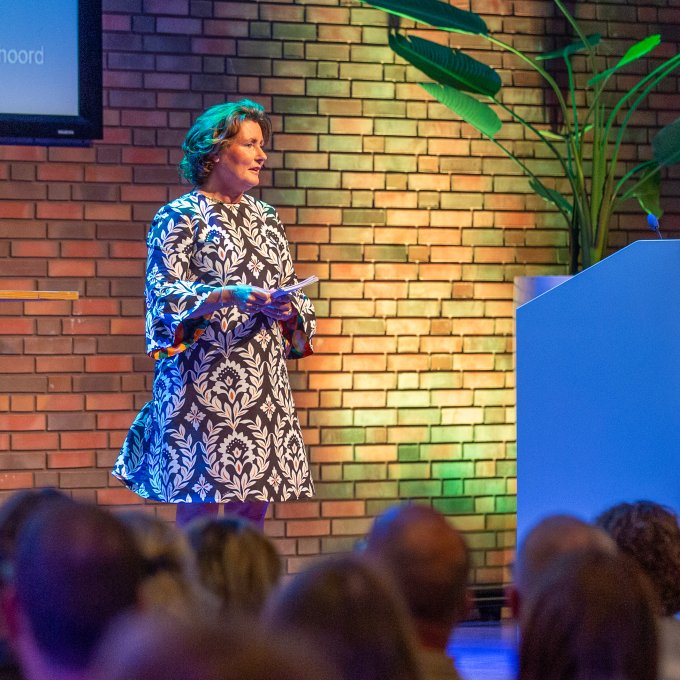 Bestuursvoorzitter Angelien Sanderman tijdens de opening studiejaar