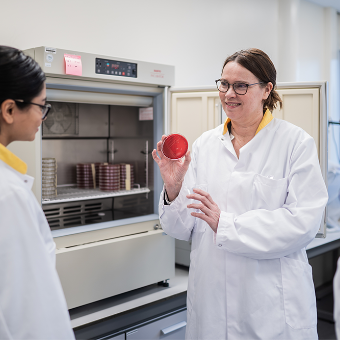 Lector Astrid Heikema in foodlab