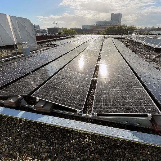 Zonnepanelen op het gebouw van Hogeschool Leiden